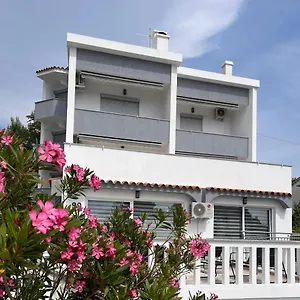 villa-rosa-rooms.primorje-gorskikotar.com/